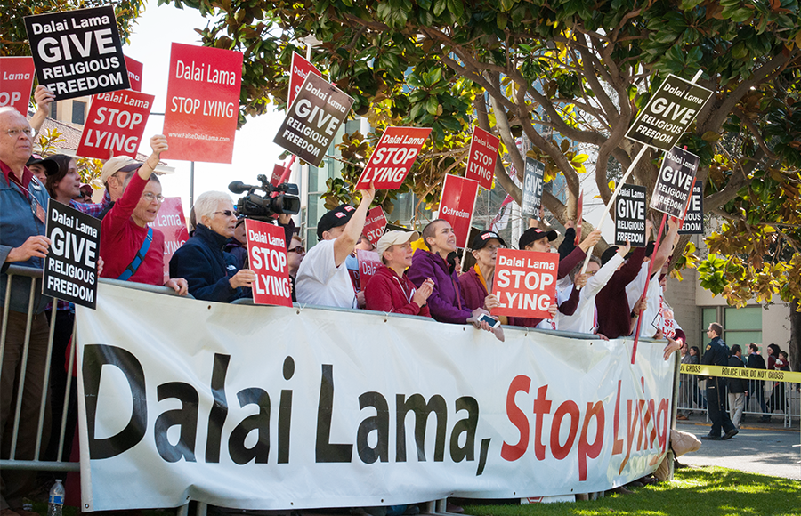 Un’ondata di proteste contro il Dalai Lama